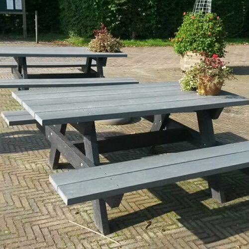 Kunststof picknickset Oslo Campus 9 Picknickset OSLO Campus. Picknicksets die probleemloos jarenlang mee gaan. Door het diepe blad, ook ideaal voor scholen ivm laptopgebruik.